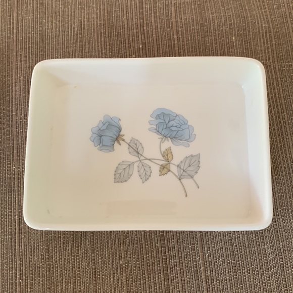 Wedgwood Bone China “ice rose” trinket box - Picture 3 of 5